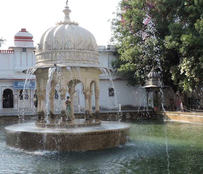 चित्र:Saheliyon-Ki-Bari-3.jpg