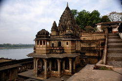 अहिल्या घाट स्थित एक मंदिर