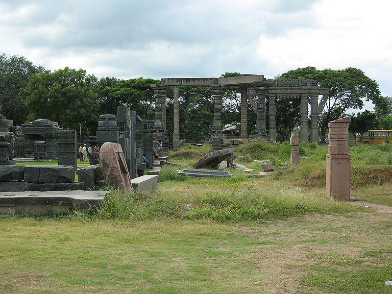 चित्र:Warangal-Fort.jpg