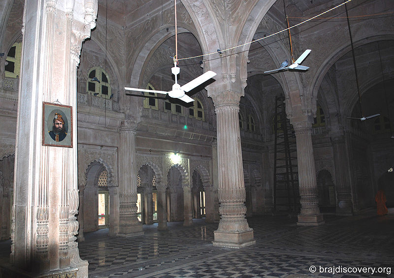 चित्र:Jaipur-Temple-Vrindavan-9.jpg