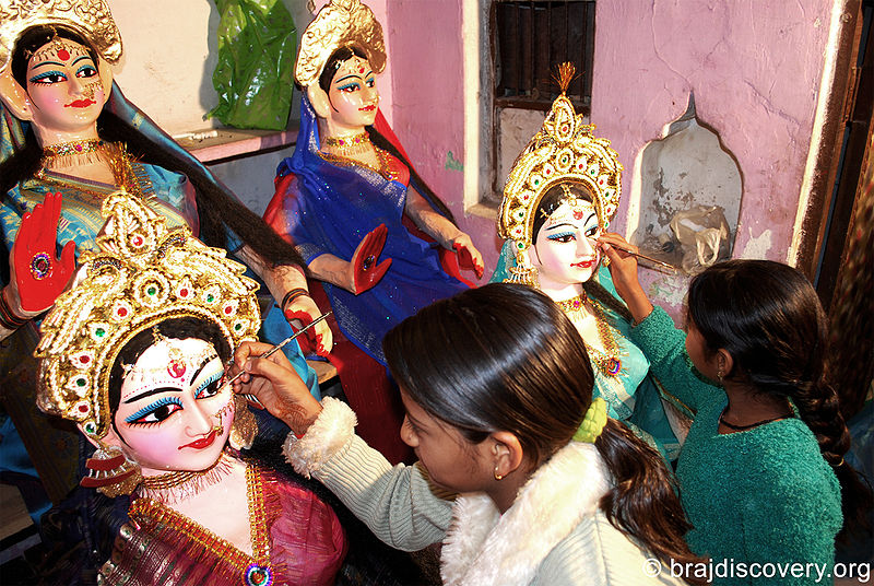 चित्र:Holika Statue Mathura.jpg