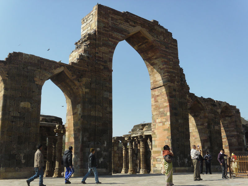 चित्र:Quwwat-ul-islam-mosque-delhi-5.jpg