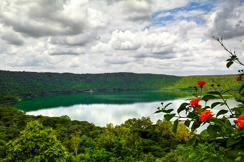 चित्र:Lonar-Lake.jpg