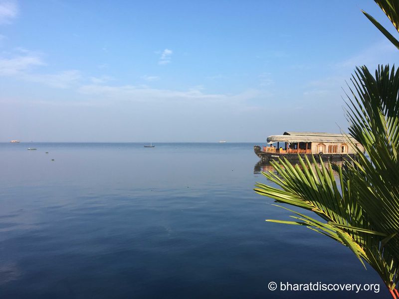 चित्र:Houseboat-Kumarakom-Kerala-3.jpg