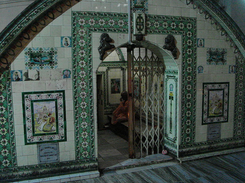 चित्र:Kamakhya-Temple-Entrance.jpg