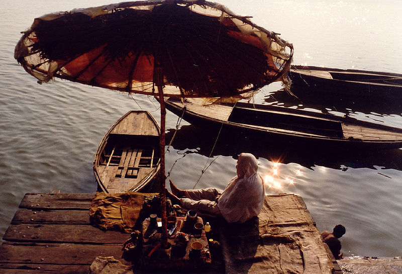चित्र:Watching-river-passing,varanasi.jpg
