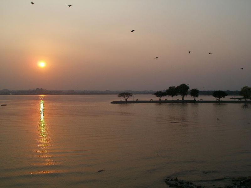 चित्र:Hussain-Sagar-lake-1.jpg