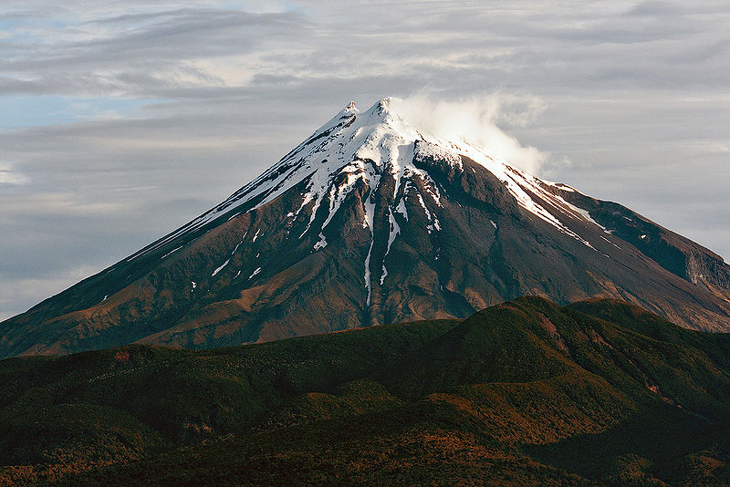 चित्र:Stratovolcano.jpg