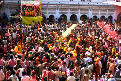 मथुरा के दाऊजी मंदिर में होली खेलते लोग