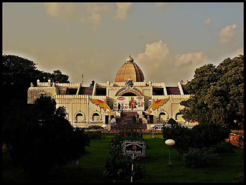 चित्र:Valluvar-Kottam.jpg