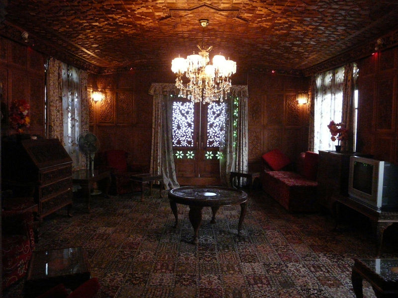 चित्र:Houseboat-Of-Dal-Lake.jpg