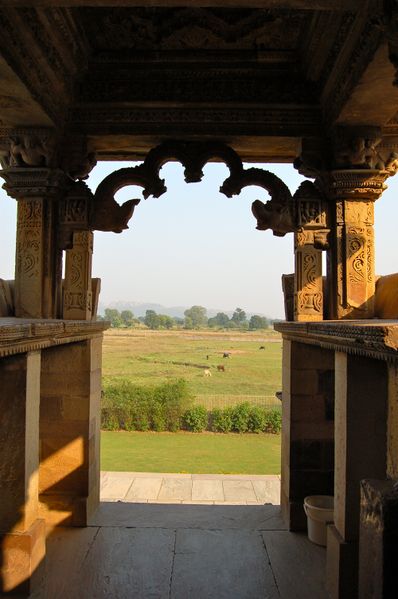 चित्र:Javari-Temple-Khajuraho-4.jpg