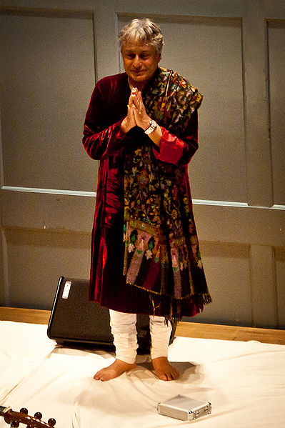 चित्र:Amjad-Ali-Khan-2.jpg