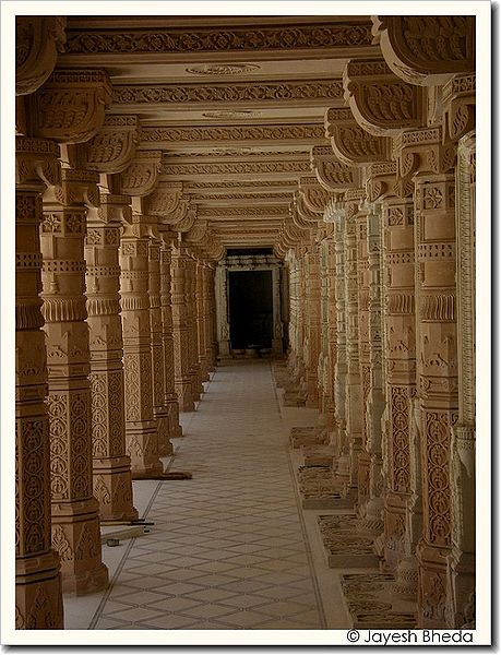 चित्र:Bhadreshwar-Jain-Temple-Kutch.jpg