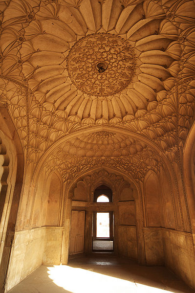 चित्र:Interior-of-Safdarjung's-Tomb.jpg
