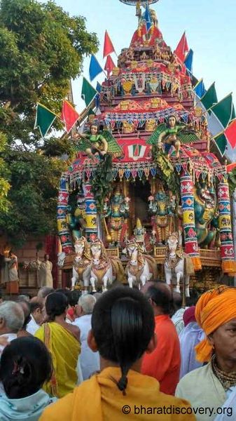 चित्र:Rath-Ka-Mela-Vrindavan.jpg