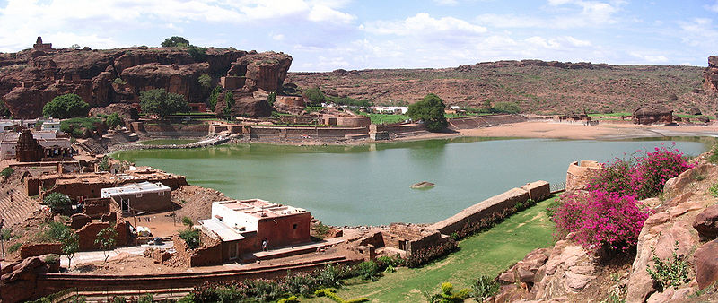 चित्र:Badami-Panorama.jpg
