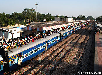 गुरु पूर्णिमा पर भक्तों का रेलगाड़ी द्वारा आगमन