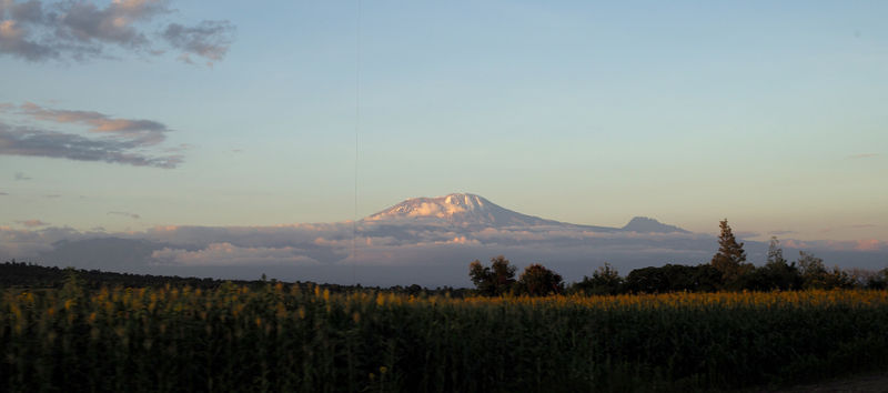चित्र:Mount Kilimanjaro-3.jpg