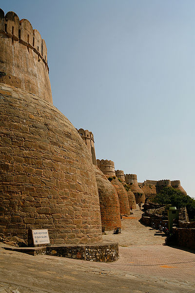 चित्र:Kumbhalgarh-wall.jpg