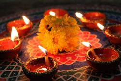 दीपावली पर प्रकाशमान दीपक