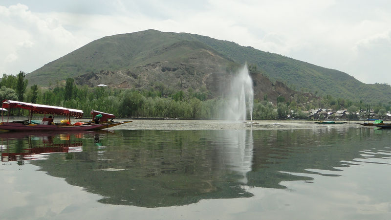 चित्र:Manasbal-lake-fountains.jpg