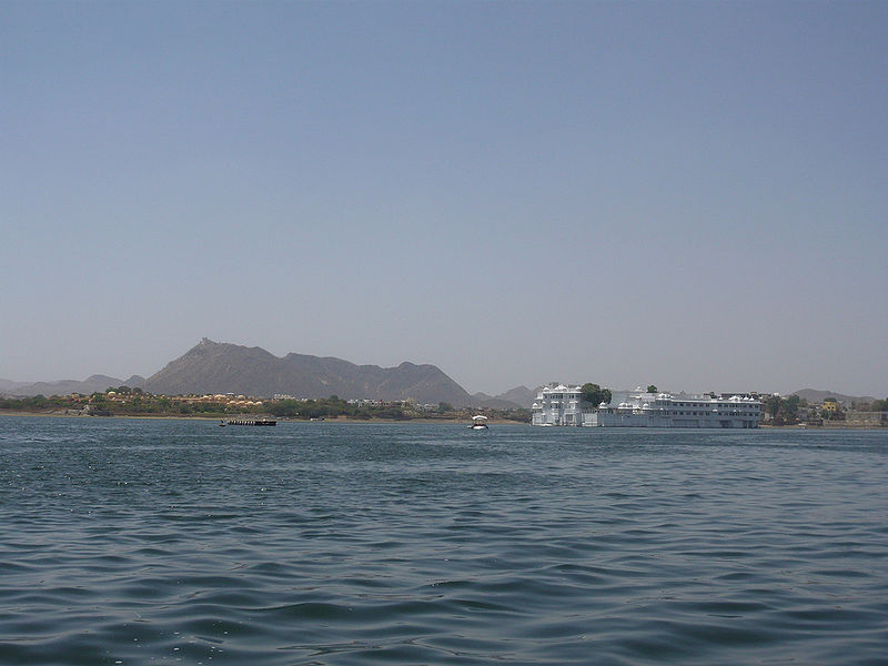 चित्र:Pichola-Lake.jpg