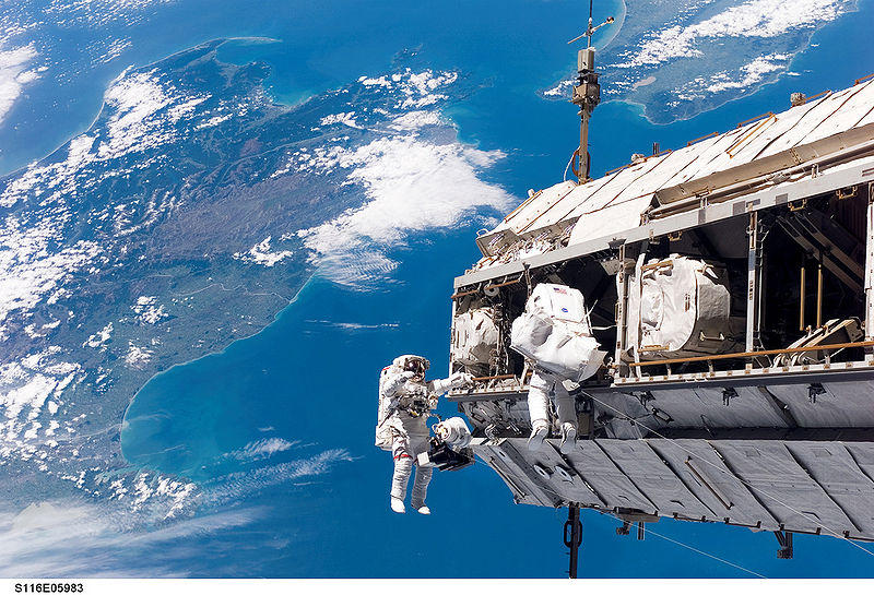 चित्र:International-Space-Station-1.jpg