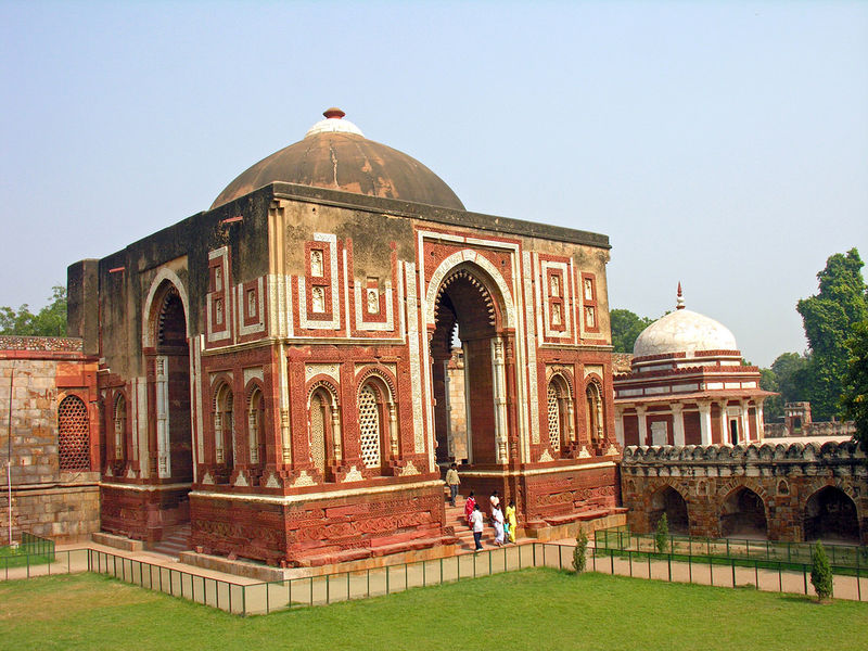 चित्र:Quwwat-ul-islam-mosque-delhi-2.jpg