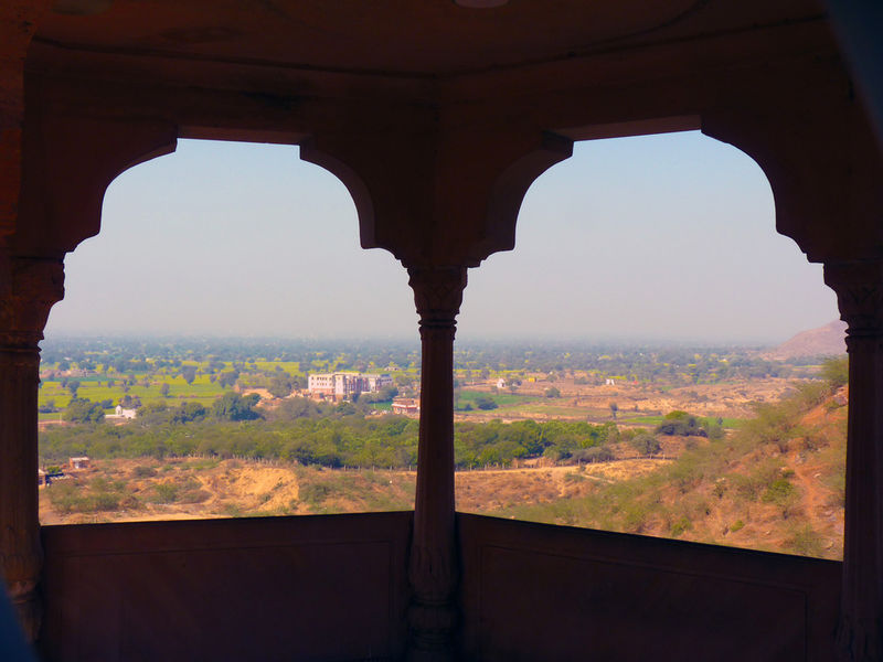 चित्र:Neemrana-Fort-Palace-Alwar-5.jpg