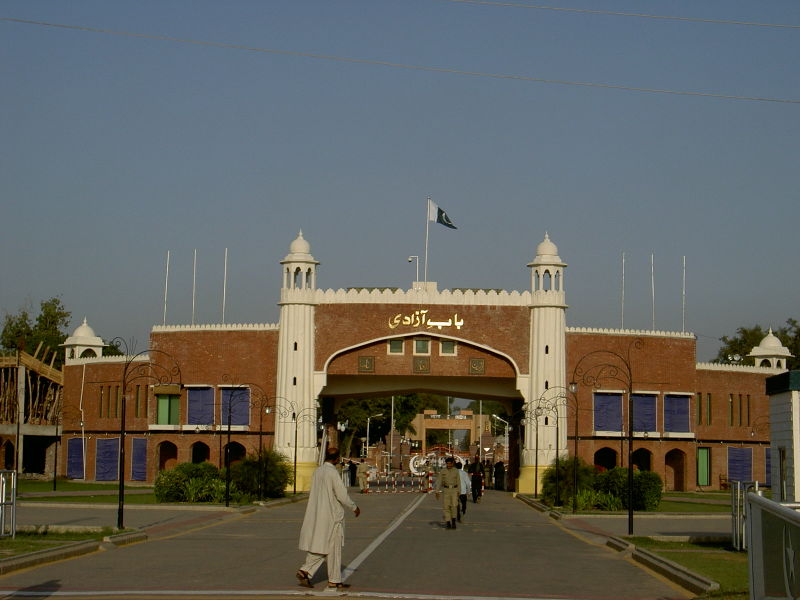 चित्र:Wagah-Border-4.jpg