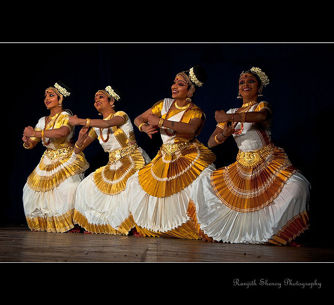 चित्र:Mohiniyattam.jpg