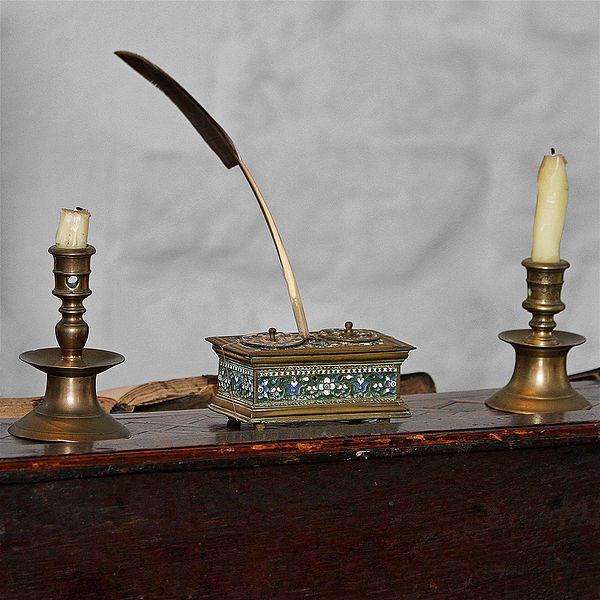 चित्र:Quill-And-Inkpot.jpg