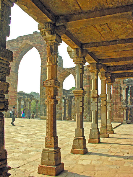 चित्र:Quwwat-ul-islam-mosque-delhi-1.jpg