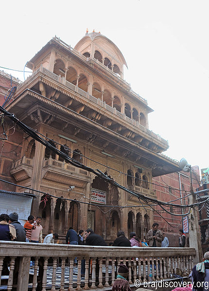 चित्र:Banke-Bihari-Temple-Vrindavan.jpg