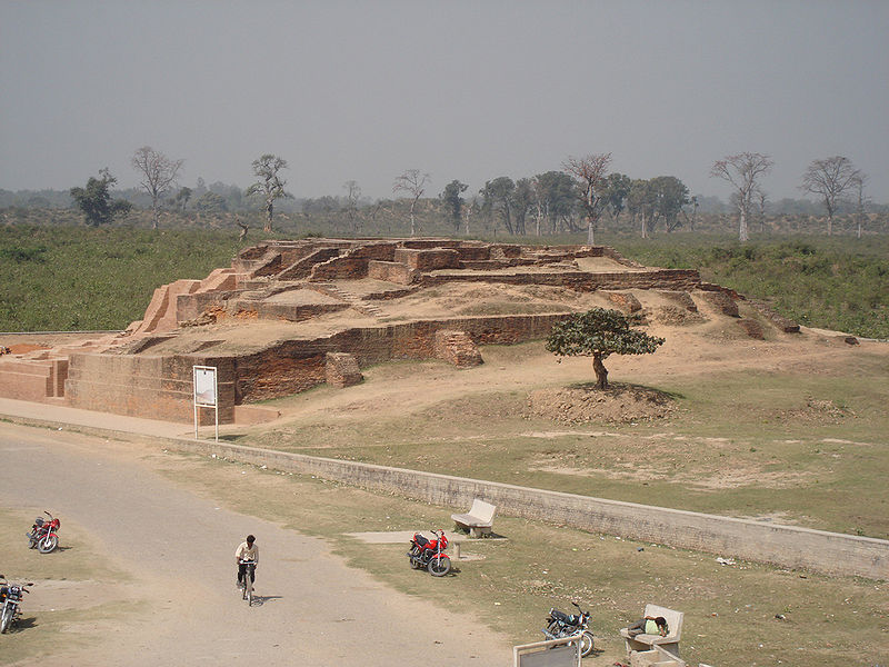 चित्र:Pakki-Kuti-Kachchi-Kuti-Mahet.jpg