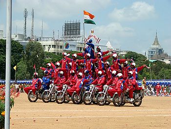 स्वतंत्रता दिवस पर मोटर साइकिल पर परेड