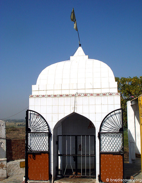 चित्र:Charan-Pahadi-Kamyavan-Kama-3.jpg
