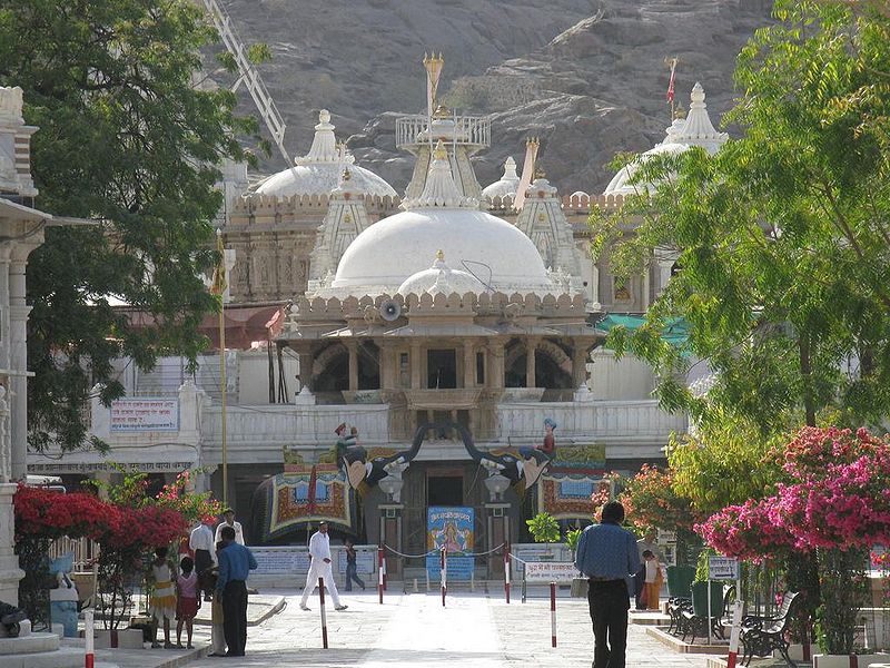 चित्र:Parsvanath-Temple-Nakoda-2.jpg