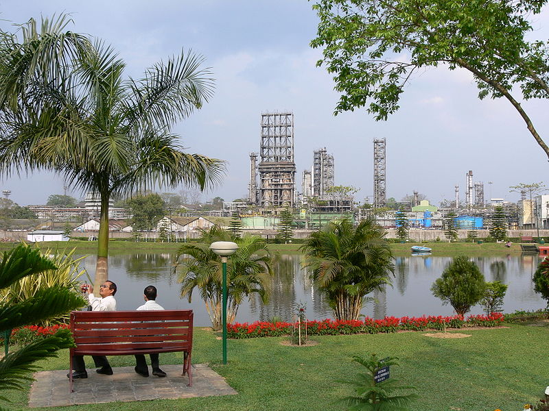 चित्र:Oil-Refinery-Assam.jpg