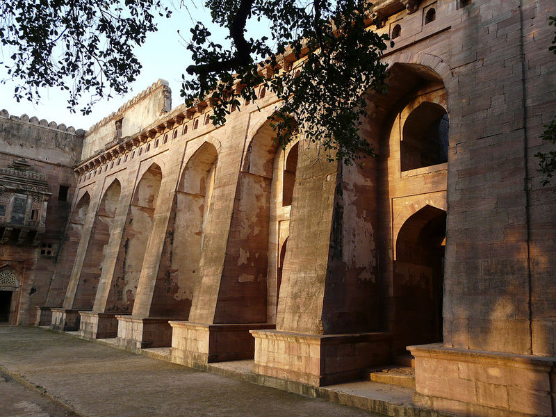 चित्र:Hindola-Mahal-Mandu-1.jpg