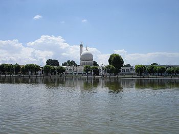 डल झील और हज़रतबल मस्जिद