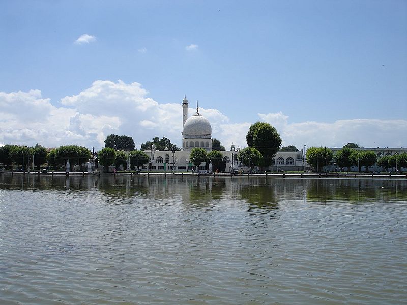 चित्र:Hazratbal-Mosque-And-Dal-Lake.jpg