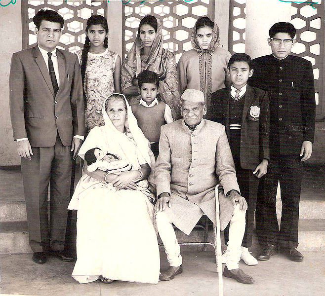 चित्र:Dushyant-kumar-Family.jpg