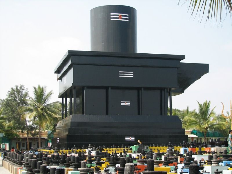चित्र:Shivlinga-Kotilingeshwara-Temple.jpg
