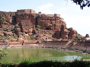 बादामी मंदिर परिसर में अगस्त्य झील, कर्नाटक