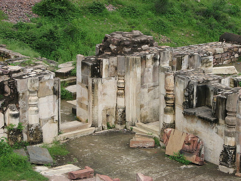चित्र:Remainings-of-Bhangarh-Palace.jpg