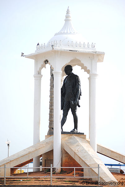 चित्र:Gandhi-Statue-Pondicherry-2.jpg