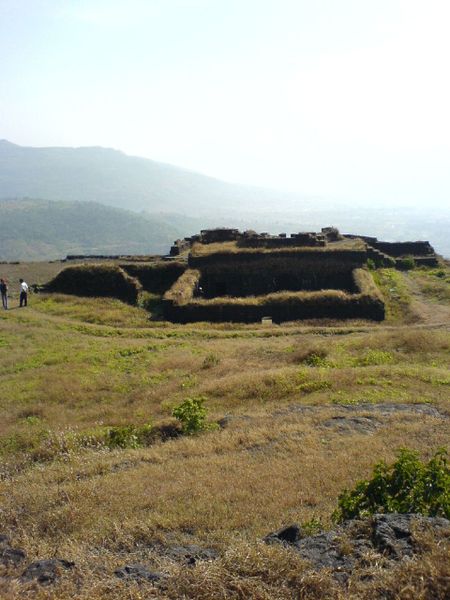चित्र:Lohagarh-Fort-Lonavala-5.jpg