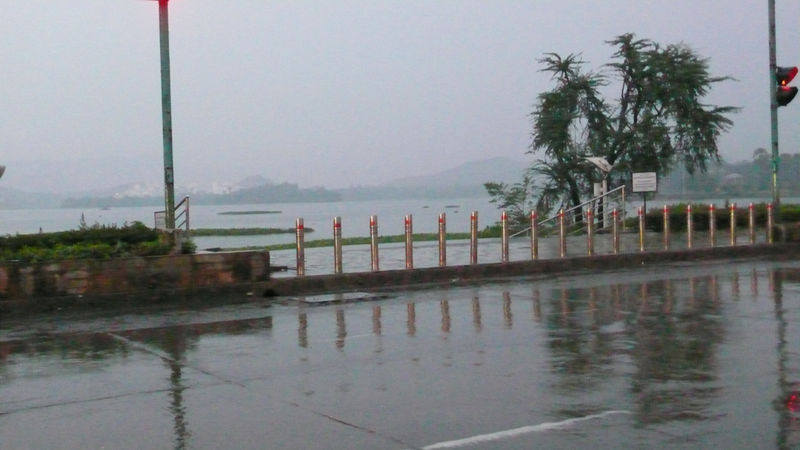 चित्र:Powai-Lake-5.jpg